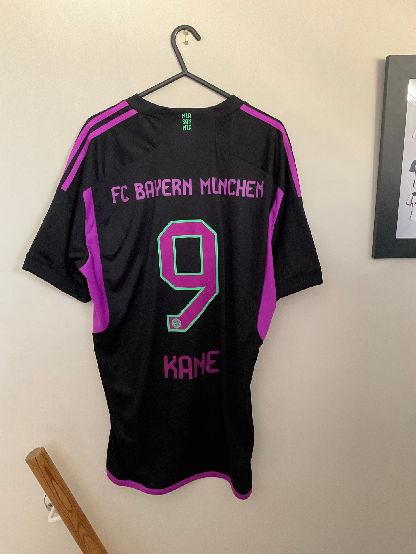 BAYERN MUNICH 2023-24 AWAY SHIRT KANE 9 - Men’s Large  (BNWT)