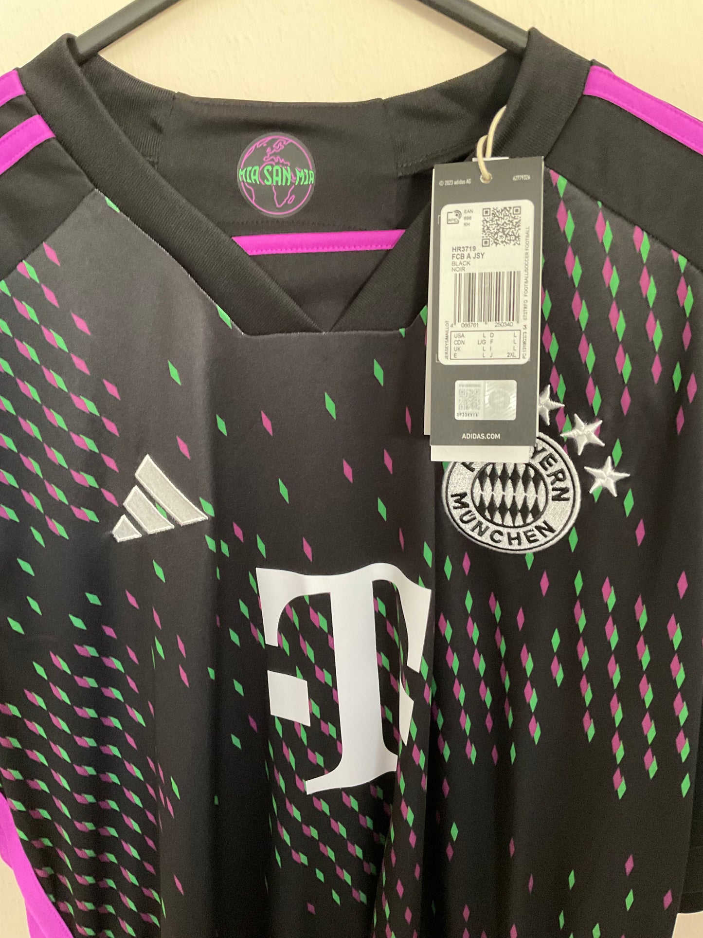 BAYERN MUNICH 2023-24 AWAY SHIRT KANE 9 - Men’s Large  (BNWT)